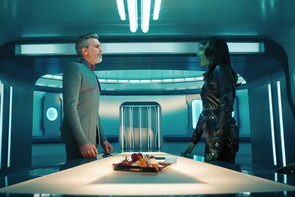 Admiral Vance meets with the leader of tge Emerald Chain Osyraa.