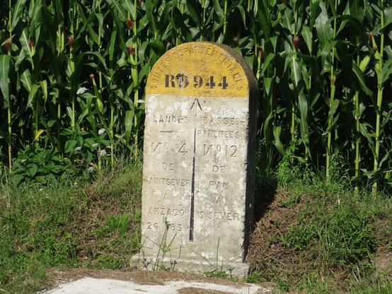 Borne de pierre située entre les Landes et les Pyrénées Atlantiques