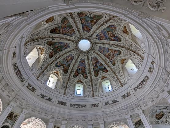 Kuppel des Pavillon von innen mit Stuck und bunten Verzierungen und kleinen Fensterchen