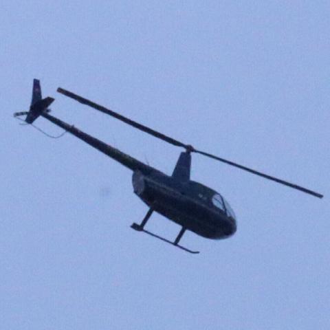 Helikopter am blauen Himmel