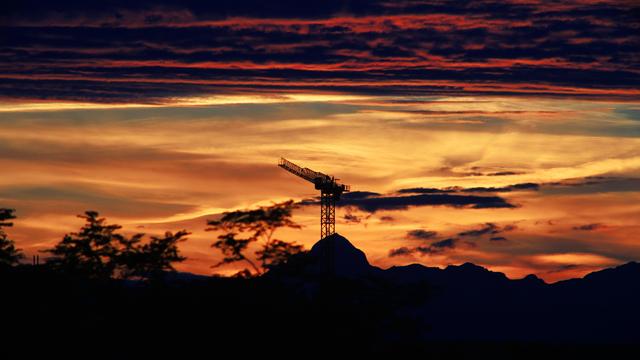 A zoomed-in shot of the previous photograph at a slightly later time, focused on the enormous construction crane obstructing the view towards our tallest mountain. Colours are slightly more intense than at the previous image, partially because of the frame being narrower while pointing towards the most vivid part of the sky and partially because it got a bit darker in the meantime which increased contrast of the scene.