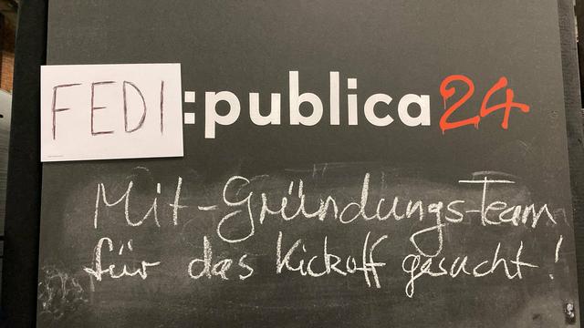 Tafel bei der republica. Das re: wurde überklebt und nun steht dort fedi:publica24.
Darunter steht mit Kreide: Mit-Gründungsteam für das Kickoff gesucht!