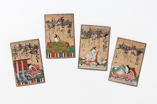 Vier Karten aus dem Hundertdichterspiel: Handbemalt und mit Tusche beschriftet, wurden sie rückseitig mit Silberpapier beklebt. Die eine Hälfte der insgesamt 200 Spielkarten zeigt jeweils ein Portrait und den Namen von insgesamt hundert verschiedenen Poet*innen sowie den Anfang eines Gedichts.  Auf der anderen Kartenhälfte stehen die jeweiligen Gedicht-Fortsetzungen.