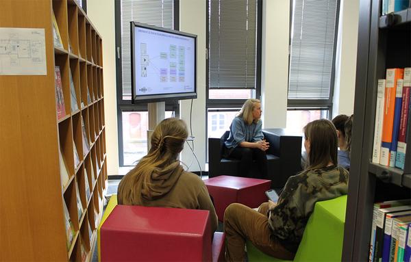 Studierende bei einem Vortrag der Langen Nacht des Schreibens