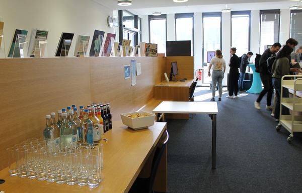Eingangsbereich der Fachbibliothek DMI zur Langen Nacht. Links sieht man Gläser, Getränke und eine Schüssel mit etwas zu knabbern.