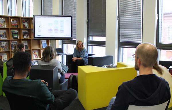 Studierende bei einem Vortrag der Langen Nacht des Schreibens; eine andere Perspektive als Bild 1.