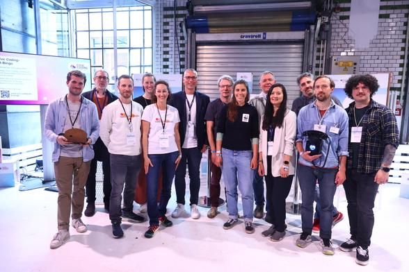 Zu sehen ist ein Gruppenfoto der Gewinnerteams des Civic Coding-InnovationCamps auf der republica 2024.