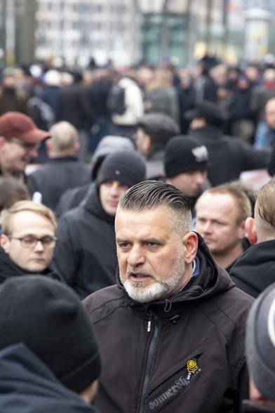Neonazi Thorsten Heise, ein Mann in den 50zigern bei Neoanzi Aufzug in Dresden Februar 2023.