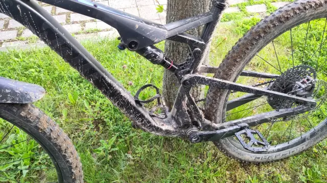 Mein völlig verdrecktes MTB lehnt an einem Baum