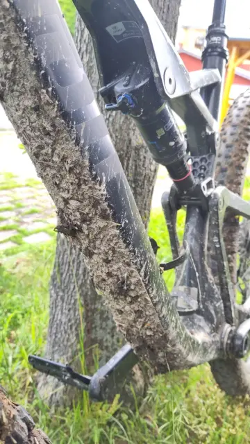 Mein völlig verdrecktes MTB lehnt an einem Baum - andere Perspektive.