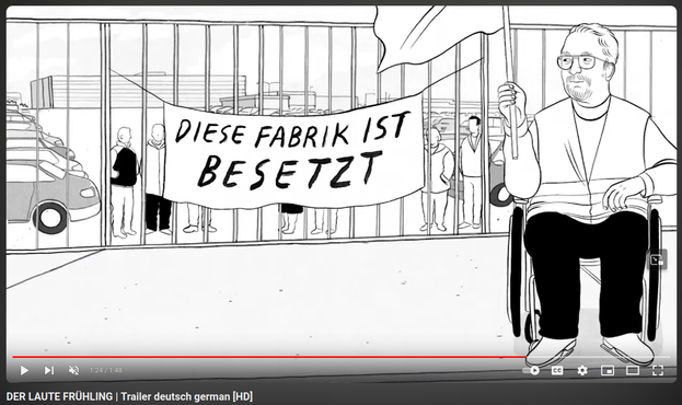 Eine schwarz-weiß Zeichnung von einem Gittertor, dahinter geparkte Autos und Menschen. Am Tor hängt ein Banner "Diese Fabrik ist besetzt"
Davor sitzt eine Person in einem Rollstuhl, die eine Fahne schwenkt.