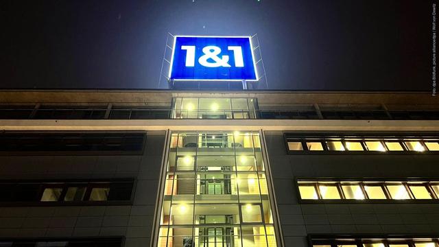 Das leuchtende Logo von 1&1 ist auf dem Dach der Firmenzentrale in Montabaur bei Nacht zu sehen. (Foto: dpa Bildfunk, picture alliance/dpa | Wolf von Dewitz)