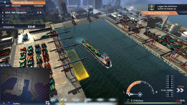 Ein Screenshot aus dem Spiel. Man sieht ein kleines Containerschiff der Feeder Klasse in den Hafen von Sydney einfahren. Das Andocken an den Kai gestaltet sich offenkundig etwas fummelig.