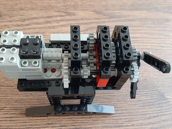 A look from the top into the opened model so that you can see the gears.