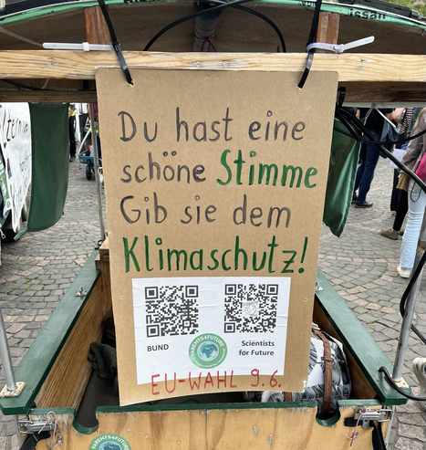Plakat mit Aufschrift: Du hast eine schöne Stimme. Gib sie dem Klimaschutz