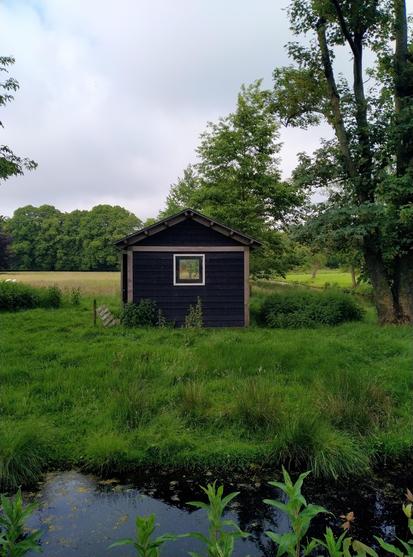 Shed in a meadow with trees at the Rust en Vreugdlaan in Wassenaar and a ditch in the foreground. ¦ Stal in het weiland met bomen aan de Rust en Vreugdlaan in Wassenaar met in de voorgrond een sloot.