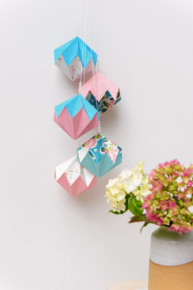 Parure de diamants en origami dans les tons bleus et roses