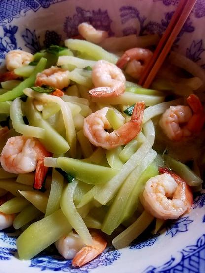 Stir-fried shrimp & chayote with garlic & green onions in a large blue & white ceramic serving bowl.