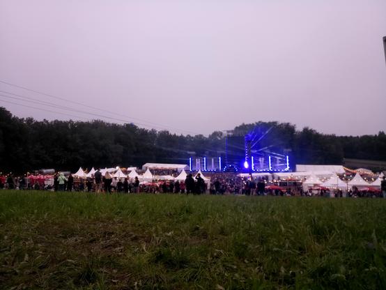 Ben Böhmer auf der Stage und 1000ende Leute die dem Regen trotzen