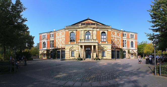 Richard-Wagner-Festspielhaus 2016

*) Zur Geschichte:
Es dauerte vier Jahre, bis der Bau vollendet wurde. Was für heutige Zeit atemberaubend schnell klingt, wuchs sich für Wagners Baupläne beinahe zum Desaster aus. Mehrfach drohte der Bau zu scheitern, Handwerker konnten nicht mehr bezahlt werden, das Interesse potentieller Festspielgäste blieb hinter den Erwartungen zurück.

Ludwig II. ließ Geldanfragen seines verehrten Komponisten lange Zeit unbeantwortet, bis er 1874 doch einen Kredit gewährte (nach heutigem Maßstab über etwa 1,7 Mio Euro; dieser wurde von der Familie Wagner bis 1906 vollständig zurück bezahlt).