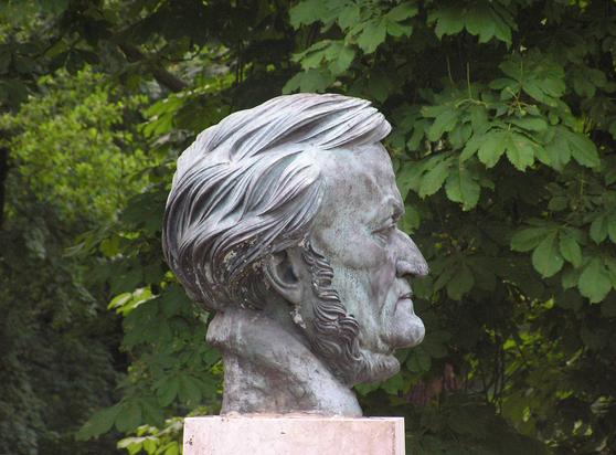 Büste von Richard Wagner, Foto 2004

*)Ludwig II. ließ Geldanfragen seines verehrten Komponisten lange Zeit unbeantwortet, bis er 1874 doch einen Kredit gewährte (nach heutigem Maßstab über etwa 1,7 Mio Euro; dieser wurde von der Familie Wagner bis 1906 vollständig zurück bezahlt).