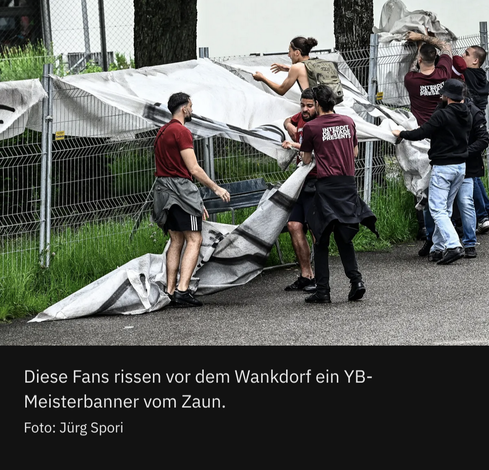 Anhänger von Servette Genf reissen ein Meisterbanner von YB runter