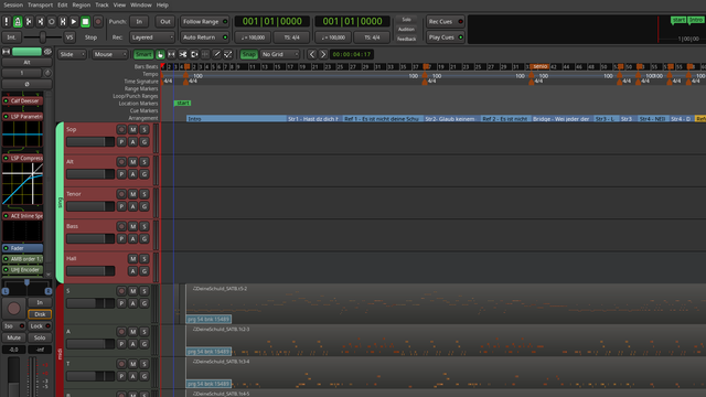 Screenshot von Ardour 8. Der Arbeitsbereich ist bis auf importierte vier MIDI-Stimmen leer (S,A,T,B). Es gibt noch leere Tracks für die Aufnahmen der einzelnen Stimmen, sowie einen Bus für den Raumklang. Im Oberen Bereich sind Arrangement-Marker zur Orientierung erstellt und in der Bars:Beats-Übersicht sieht man die Taktsprünge als rote Kästen. Am linken Rand ist die Effekt-kette vom Alt geöffnet und enthält Deesser, Equalizer, Compressor etc.