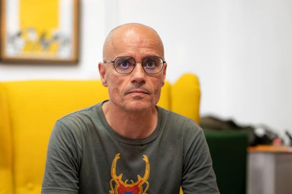 Luis González Reyes, doctor en Química i membre d'Ecologistes en Acció | Jaume Ferrando
Una mirada intensa, cabell afaitat. Assegut a un sofà groc. Darrera hi ha un quadre desenfocat amb un groc molt semblant com a color dominant