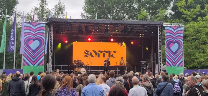 Soffie + Band spielt auf der Bühne.