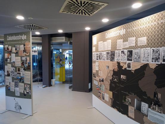 Blick in Ausstellung. Exponate zeigen die Entwicklung des Buchs und Fragmente aus der Familiengeschichte mit Fotos, Doumenten und Karten.