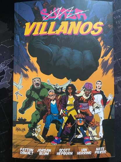 Portada del cómic "Supervillanos". Aparecen 5 de los personajes en posición frontal. Desde arriba aparece un puño cerrado dentro de un guante negro.