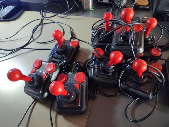 8 Competition Pro Joysticks auf einem Haufen