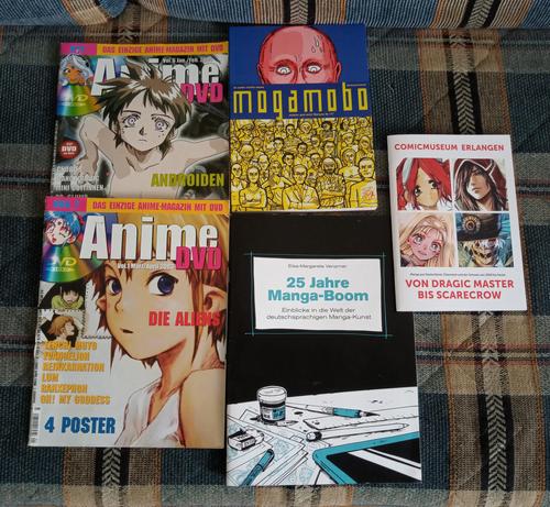 Kataloge zu Ausstellungen und 2 Anime-Magazine