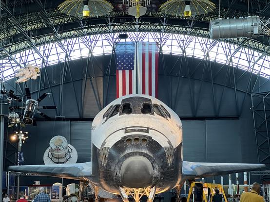 Straight-on photo of the Space Shuttle Discovery
