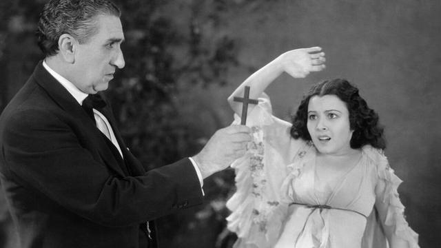 Eduardo Arozamena as Van Helsing showing a cross to Lupita Tovar as Eva in Drácula (1931)