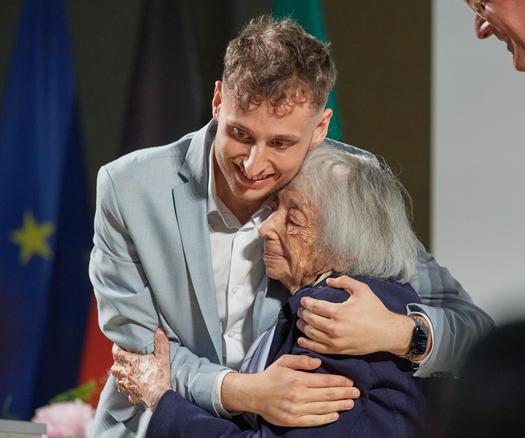 Die 102 Jahre alte Holocaust-Überlebende Margot Friedländer wird von Can Genç, Enkel von Mevlüde Genç, umarmt. Margot Friedländer geht Can Genç nur bis zur Brust und hat die Augen geschlossen.
