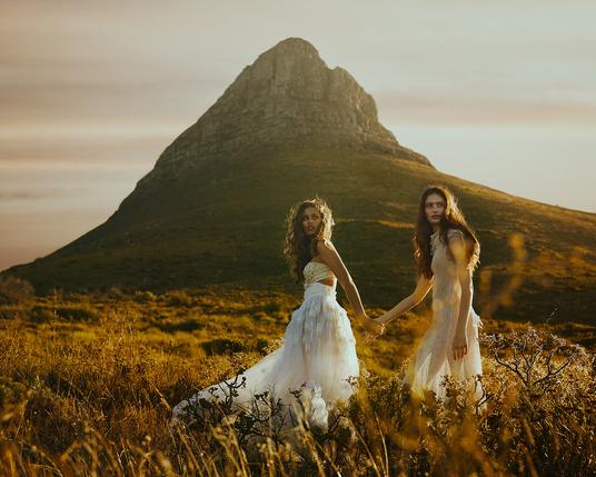 In this next photo story allow me to transport you to one summer's evening in Cape Town, South Africa. This was captured while I was out there kick starting a year by co-hosting a Creative Retreat :) 

Summer is upon us here in Houston, Tx where I type this from, and still the magic from this photoshoot evening lingers. I love the worlds photography allows me to experience! 

✨ My Posing Essentials for Photographers is finally live (with an opening sale!) I’d love for you to check it out and let me know what you think! - <a href="https://www.futureofphoto.com/course/posing-essentials-for-photographers" rel="noreferrer nofollow">www.futureofphoto.com/course/posing-essentials-for-photog...</a>

If you check it out, please let me know what you think! I’d love to know who is watching! 

Find me on IG - <a href="https://www.instagram.com/bellakotak/" rel="noreferrer nofollow">www.instagram.com/bellakotak/</a>

Shop my colors here - <a href="https://onlythecurious.com" rel="noreferrer nofollow">onlythecurious.com</a>
