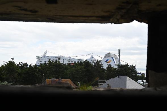 Blick aus der Sichtscharte, im Hafen liegt die Saint Michel der britischen Ferries