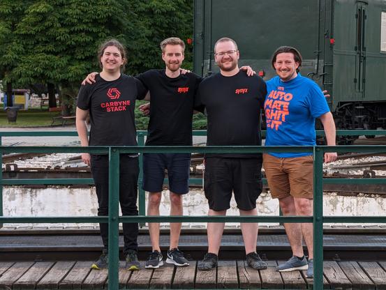 Gruppenfoto beim Sightseeing in Budapest mit unseren vier Kollegen Timo, Julian, Moritz und Rob, die gemeinsam die Craft Conference besucht haben.
