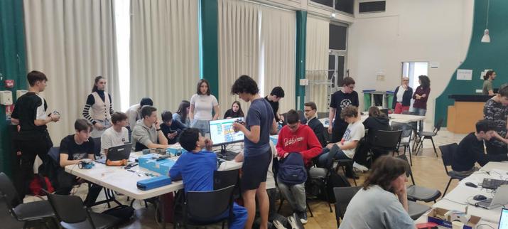 Groupes d'élèves en train de programmer