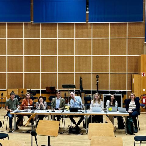 Vorn auf dem Podium, Orchestermitglieder und Vertreter von Unisono