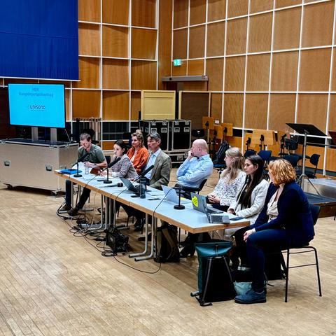 Podium und Bildschirm, Start der Präsentationsveranstaltung
