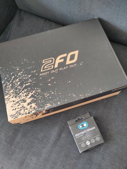 Boîte à chaussures marquée 2FO et devant petite boîte Crankbrothers