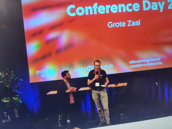 Geert-Jan Meewisse talking on stage about education