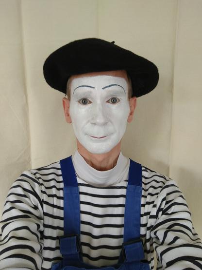 Votre serviteur en coulisse maquillé et costumé en Mime Suiveur. Visage fardé de blanc, de délicats sourcils noirs dessinés au milieu du front, bouche rouge. Béret basque, marinière et salopette bleue en guise de costume.