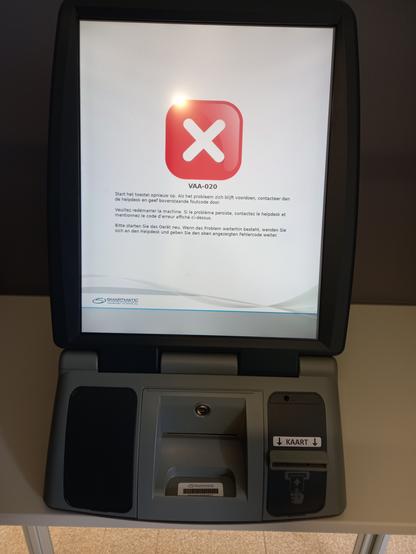 Error message showing a big red X and some text on a voting computer used in the Belgian elections.