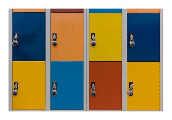 Ausschnitt aus einer Wand mit Schließfächern, 8 Türen sind in 2 Reihen übereinander abgebildet. Nebeneinander liegende Türen haben unterschiedliche Farben, an jeder Tür hängt ein altmodisches Zahlenschloss.