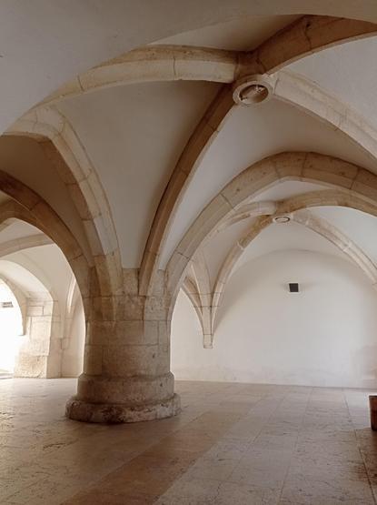 Passage voûté sous l'hôtel de ville.
Un pilier court et monumental trône au milieu.