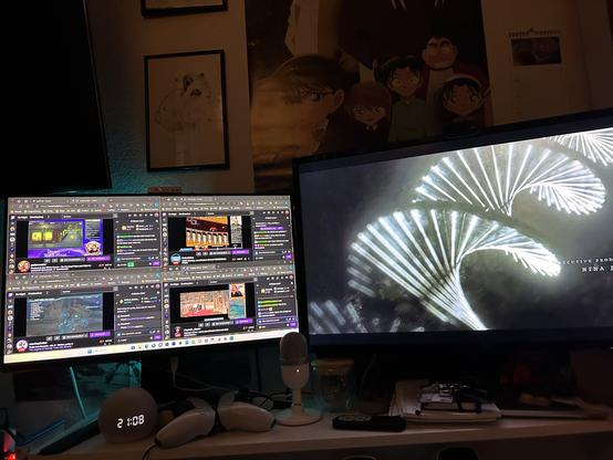 Zwei Monitore, einer zeigt eine Serie der ander 4 offene Streams