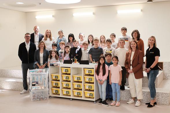Gruppenbild mit Grundschülerinnen und -schülern. Foto: Michael Damböck